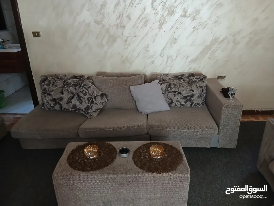 موجود عندي طاوله سفره وطقم كنبايات. وطقم كورنر مع طاوله. وشاشه ال جي. وخزانه. كامل للبيع.