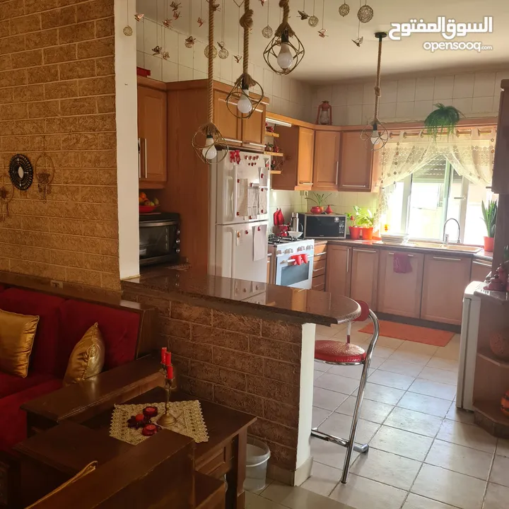 شقة في عمارة عائلية للبيع في إسكان الضباط مرج الحمام. شارع جانبي هادئ