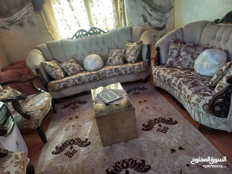 قعده ضيوف  تتكون من ثلاثيه  وثنائيه ومفردتين   زائد طاوله وسط   وسجاده