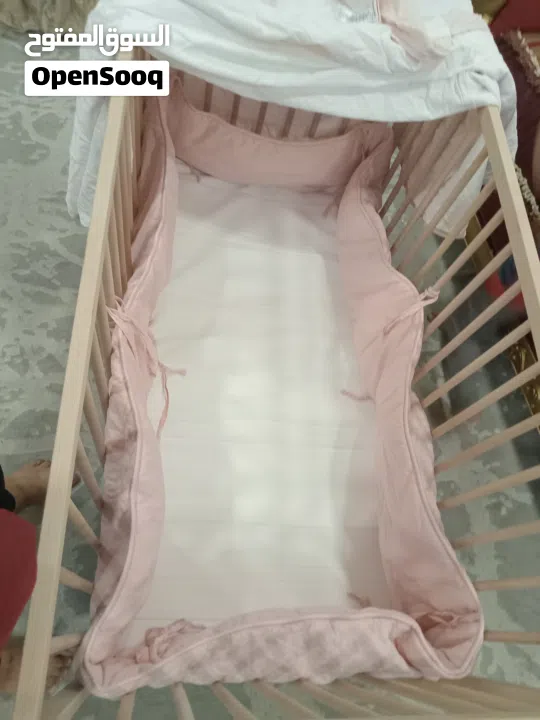 سرير طفل شبهه جديد مع مترس قمة في النظافة يوجد لون وردي واخر كحلي قمة النظافة