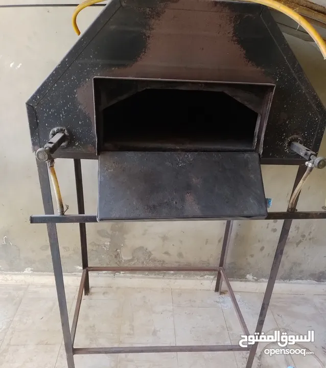 عدة فرن مناقيش بحالة جيدة ممتازة