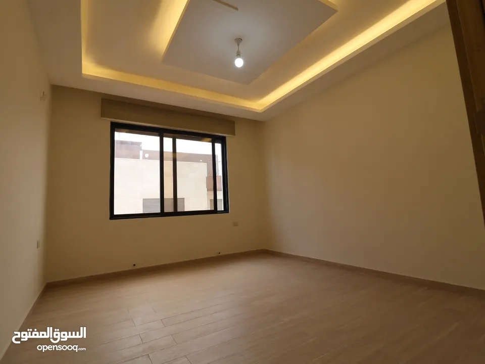 شقة طابق أخير مع روف (205م)داخلي (80م)ترس خارجي في أرقى مناطق ام حجير شفا بدران