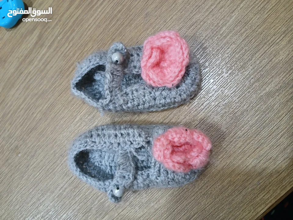 طقم كروشيه فاخر شغل يدوي 4 قطع: طاقية، جكيت قصير، فستان، كلكول.  لون سكني وزهري.