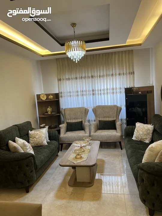 غرفة ضيوف مع سفرة