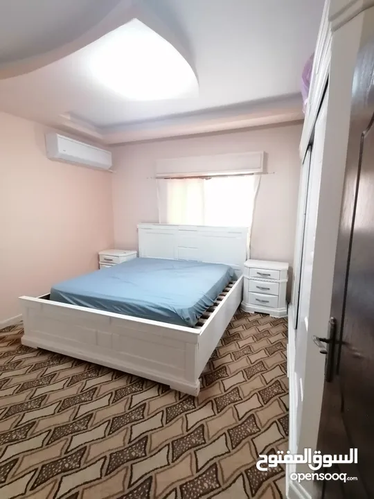 غرفة نوم للبيع بحالة جيد جداً نوع الخشب / لاتيه وزان تتكون من :   الخزانة والتخت والبيرو مع التسريح