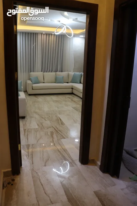 للايجار السنوي 3 غرف نوم و ديوانيه بجانب كمبارند الأمعري