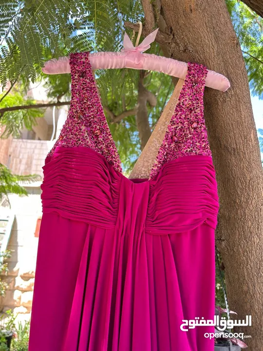 فستان طويل رسمي فوشيا اللون مستعمل للبيع size L