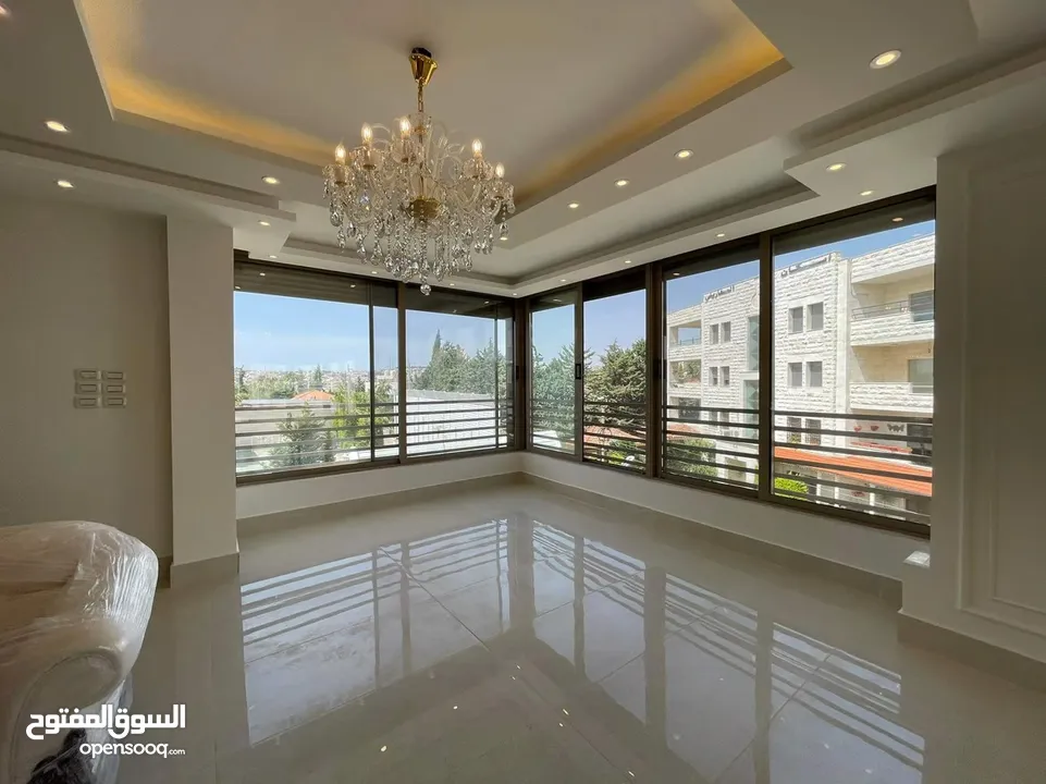 شقة طابقية (سكن خاص) للبيع بإطلالة (بانارومية) وجميلة جداً على السيتي مول وحدائق الحسين وقرب مكة مول