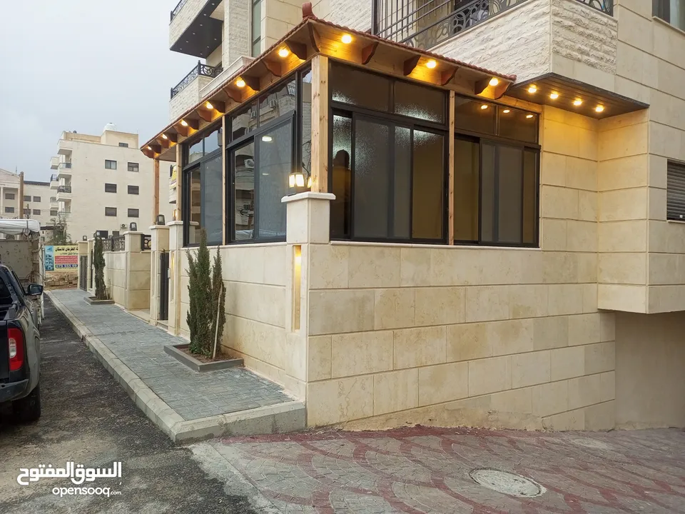 تركيب السيكوريت والمرايا وجميع أعمال الزجاج والألمنيوم بجودة عالية"