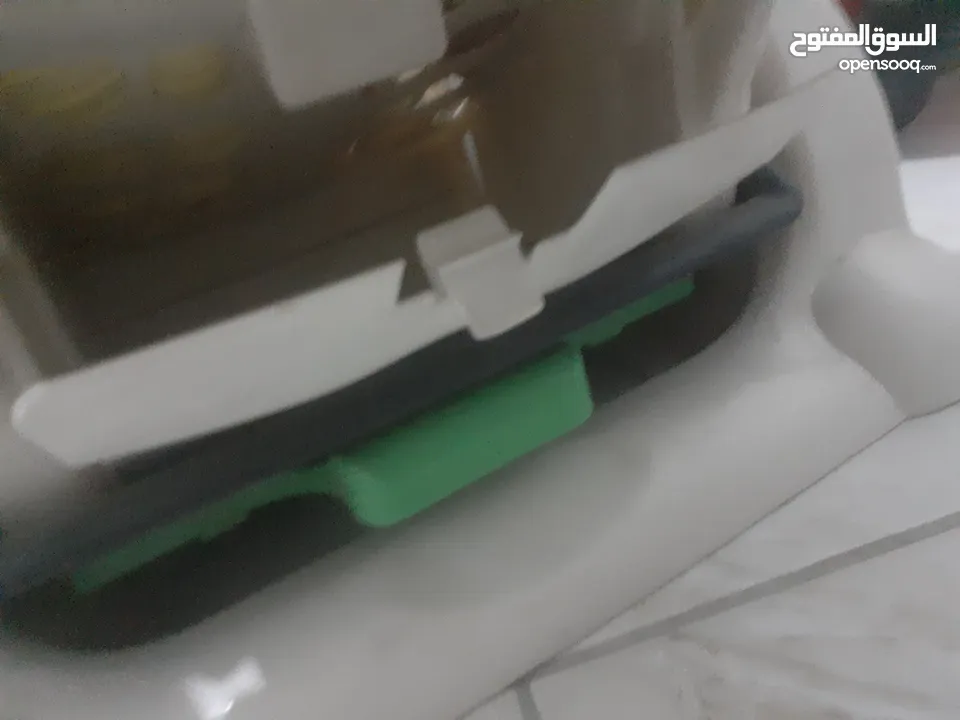 مقعد اطفال ماركا شبه جديد مع جيب لمستلزمات البيبي للبيع ثابت وهزاز