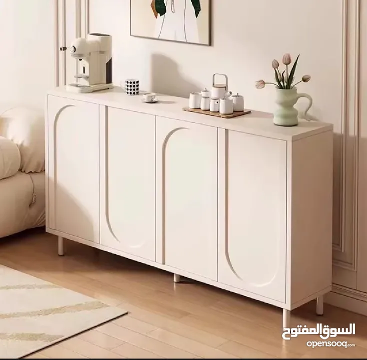 خزانة أنيقة بتصميم عصري ولمسة فخامة راقية  تجمع بين الجمال والعملية لتضفي ترتيب وأناقة على مدخل