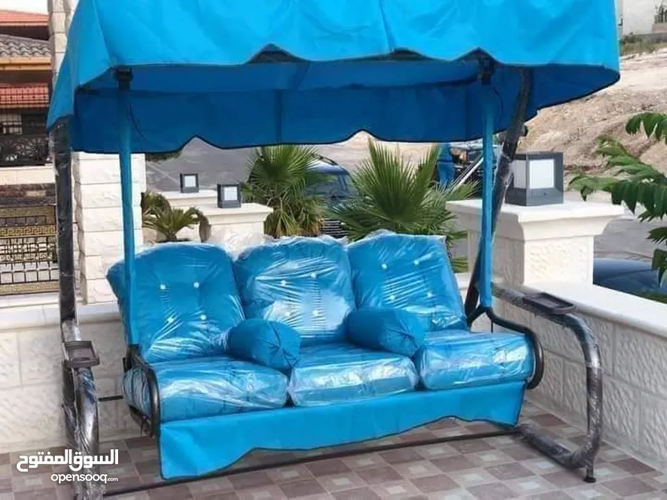 طقم راتان 5 مقاعد.     مع طاولة وسط  تتوفر جميع الالوان ويتوفر طقم سباعي ومراجيح