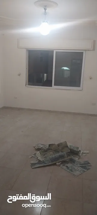 شقه سكنيه للبيع ويتوافر جميع الخدمات مثل سوبر ماركت وصيدليه وحلاق