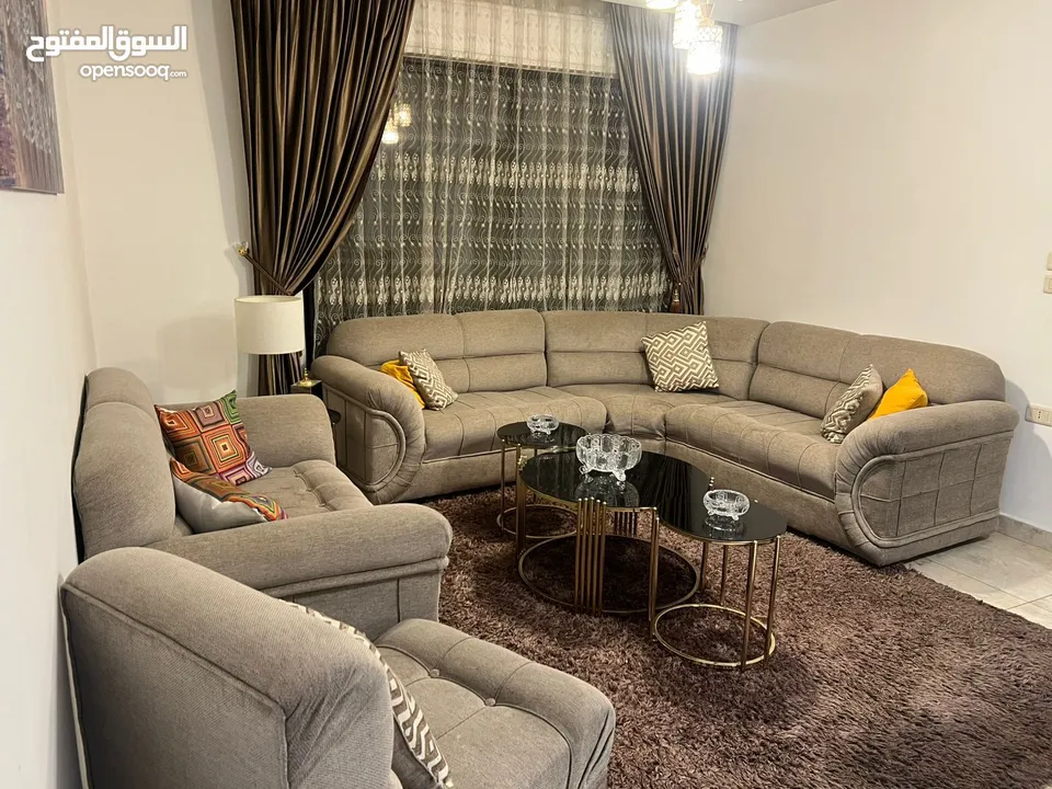 طقم كنب من دون ستائر ومن دون سجاد وا طاولة شبه جديد نظيف جدا جدا