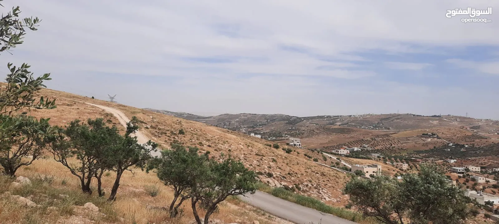 ارض فوق مطعم قصر الجبل ام رمانة معمر شارع الاردن اطلالة على كل عمان مميزة
