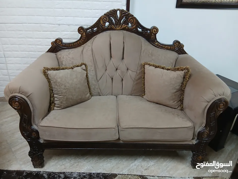 طقم كنب مستعمل مع طاولات للبيع