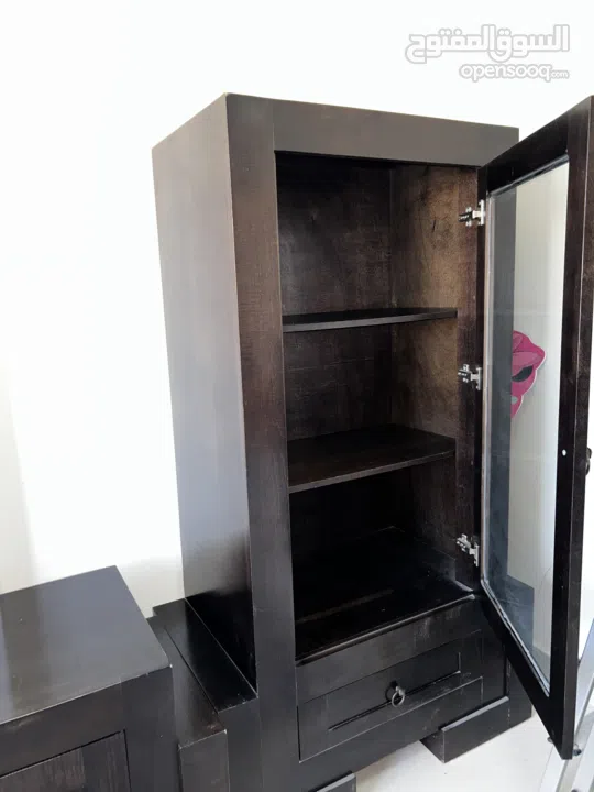 بوفيه ومزنون خشب زان مرتب وتقيل تفصيل  ومحلي لون اسود على بني تقريبا .. بحالة ممتازة شبه جديد