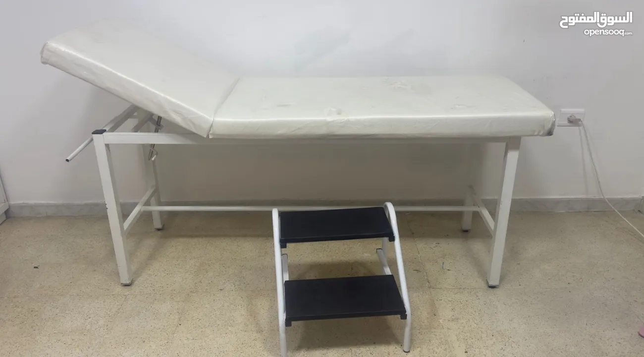 طاولة مساج/فحص طبية بحالة ممتازة للبيع