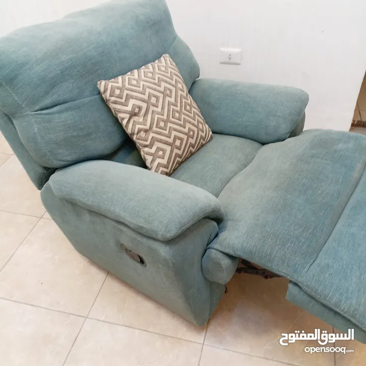 كرسي ريكلاينر أمريكي مستورد للبيع بحالة ممتازة جداً مريح جداً ومثالي للاسترخاء