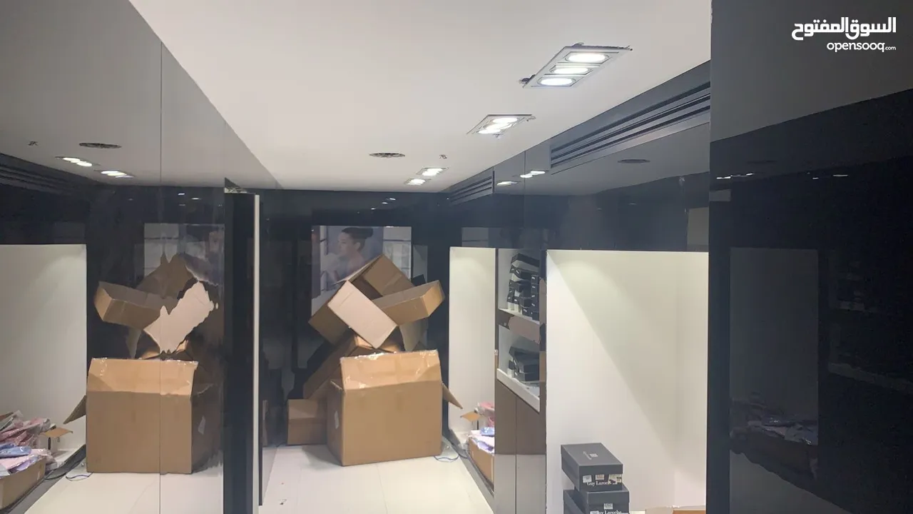 محل تجاري فاخر جدا للايجار في أفضل مواقع الصويفية    الرقم المرجعي : 44022