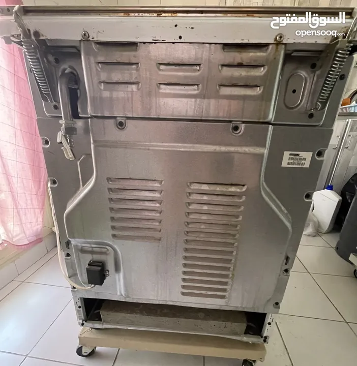 طباخ بتجار whirlpool  ايطالي 4 عيون استعمال خفيف/ بحاله ممتازه