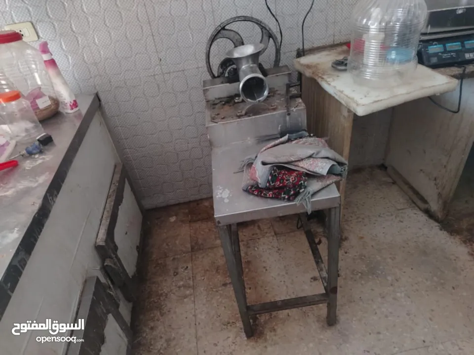 ثلاجة عرض ثلاجة دلي فريزر عدد2 ماكينات فرم لحمه عدد 2 وميزان