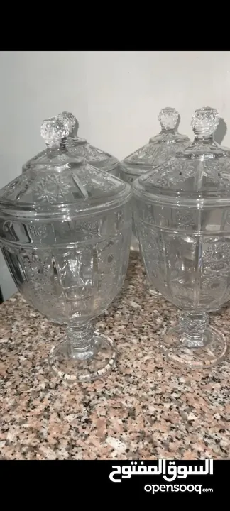 للبيع فازات زجاجية كبيرة الحجم بحالة ممتازة جدا غير مستعملة نهائيا مصنوعة من زجاج عالي الجودة،