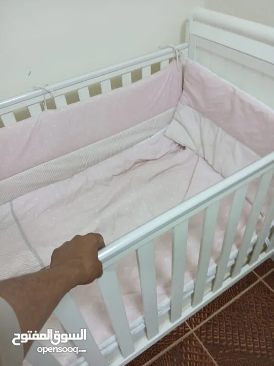 سرير اطفال وغرفة اطفال خزانه وتخت  ومكتب للدراسه جديد بلكرتونه