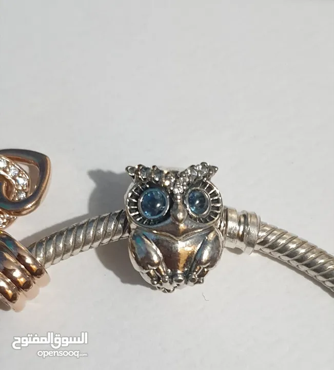 PANDORA Silver bracelet with heart-shaped clasp with some charms سوار باندورا فضة بشكل قلب مع إضافات