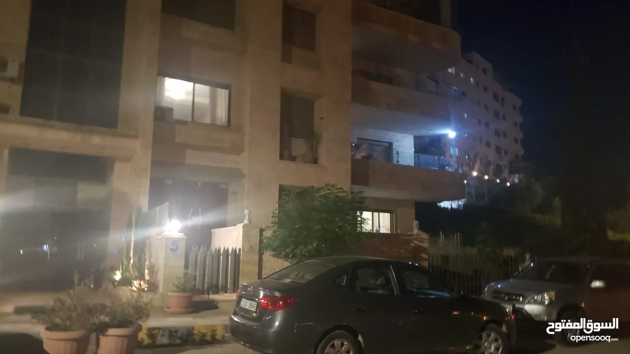 شقة ارضية فارغة للبيع او الايجار  مدخل مستقل 4 نوم جميعم ماستر صالون و سفر و معيشة ترس امامي و خلفي