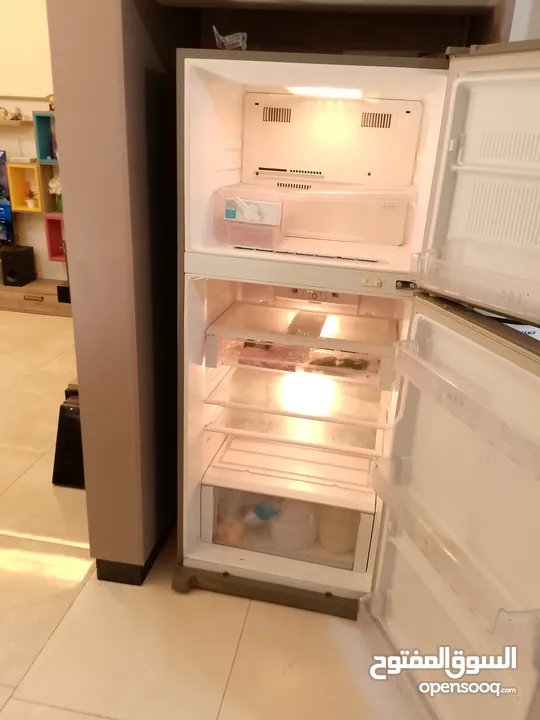 ثلاجة LG بحالة جيدة جدااا السعر 95غير قابل للتفاوض
