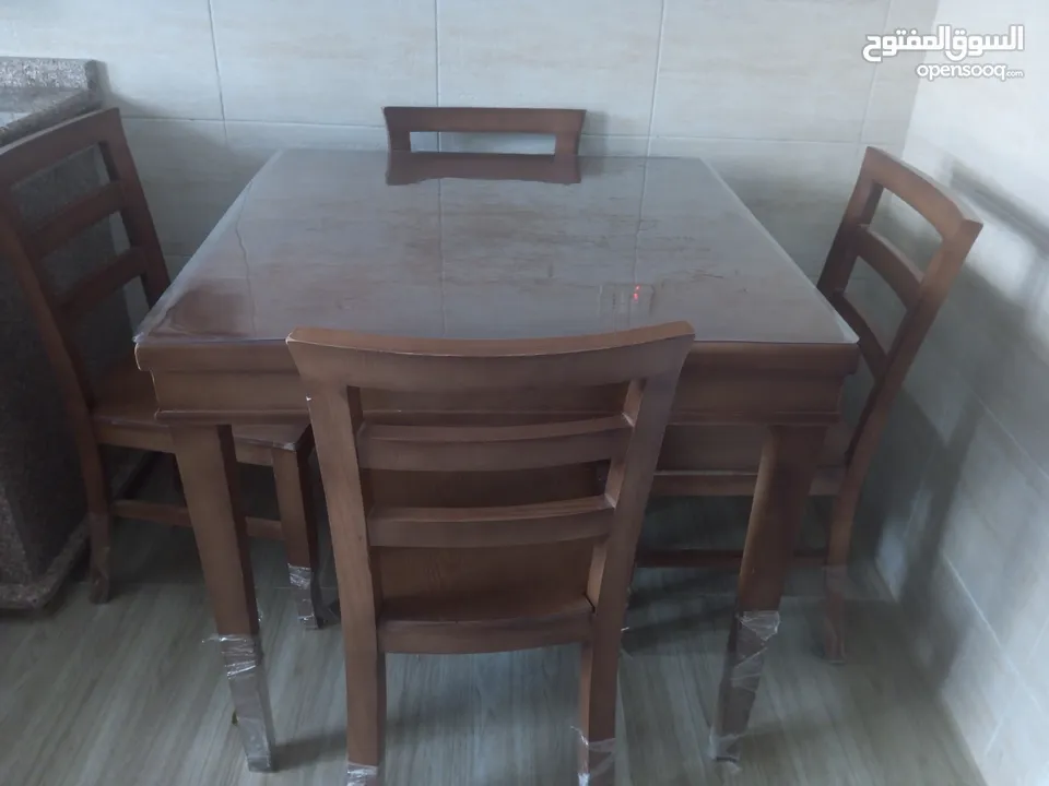 طاولة سفره مع اربع كراسي