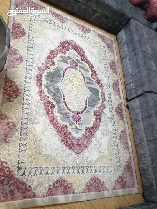 سجاد لون ابيض، وزهري تركي استخدام قليل بحالة ممتازه