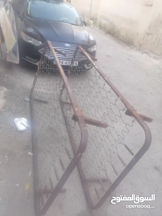 تخت عدد 2للبيع  بدهم دهان بس ماشاء الله عنهم زنبرك اصلي ضد الكسر