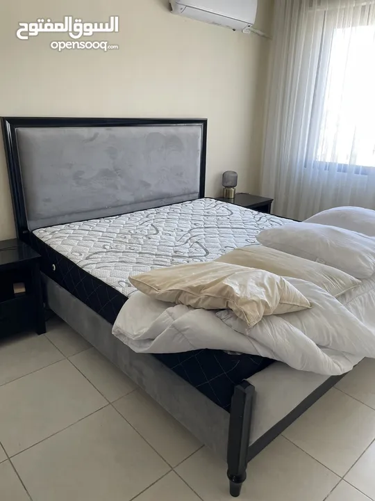 تخت مع طاولات جانبية و فرشة