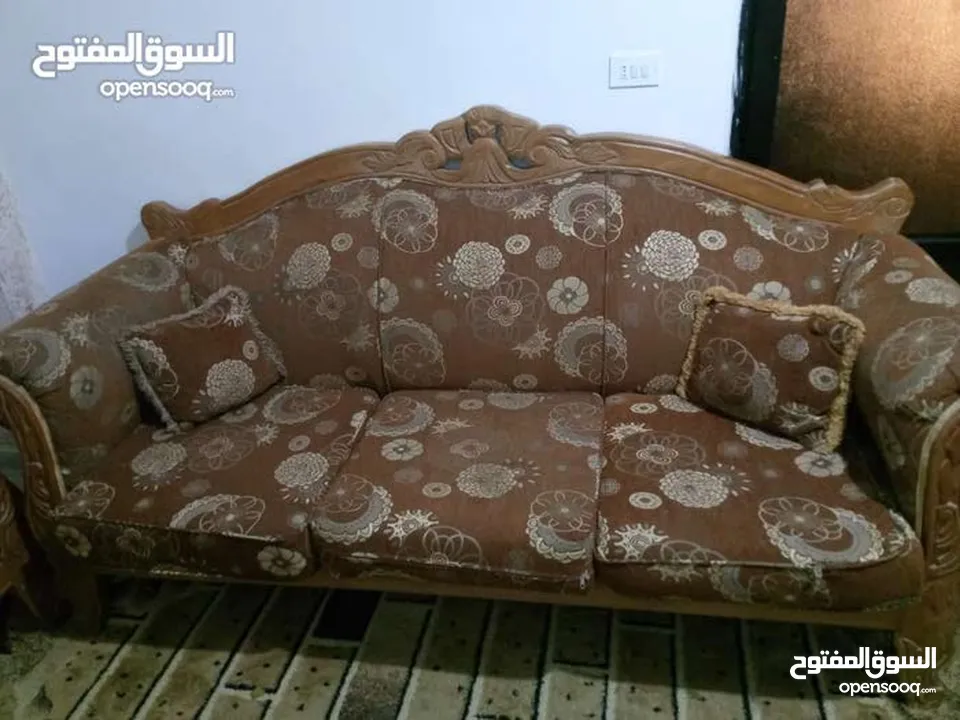 طقم كنب مكون من سبع مقاعد زان حالت الخشب ممتازة  الاسفنج جيد