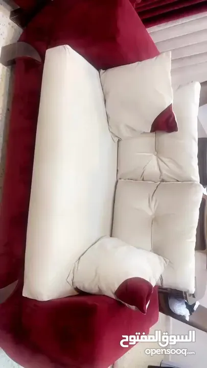 طقم كنب كورنر سبع مقاعد بحالة جيدة جدا با لون خمري و بيج تفصيل و ليس تجاري المباغ المطلوب 200 دينار