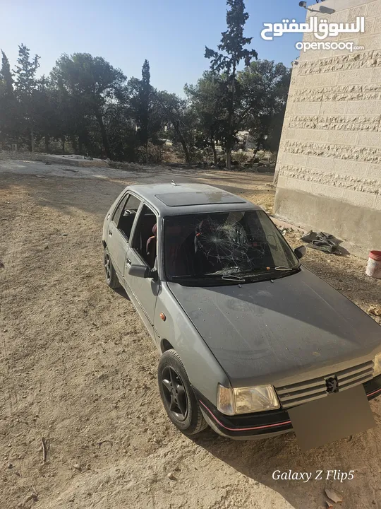 بيجو205 للبيع السيارة بس مكسر زجاجها بحاجة زجاج فيها ترخيص وتأمين وتنازل فوري