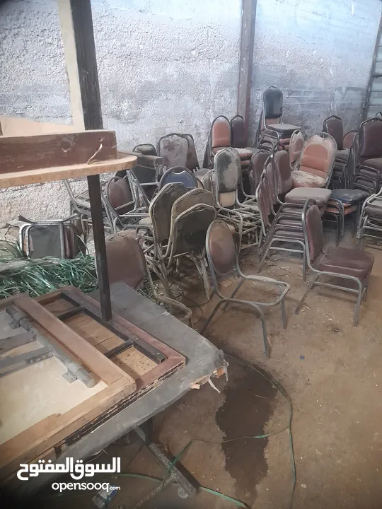 كراسي كروم نوعيه ثقيله وبحاله جيده تقريبا 170 كرسي  طاولات عدة أحجام تقريبا 70  البيع حسب طلبك