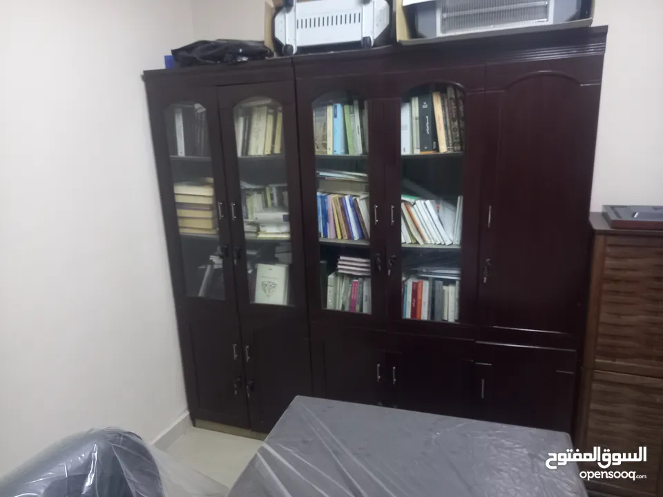 مكتب مع مرفقات للبيع خشب لاتيه