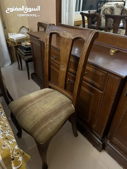 غرفة سفرة كاملة بحالة جيدة (طاولة و 8 كراسي وبوفيه وبيرو )