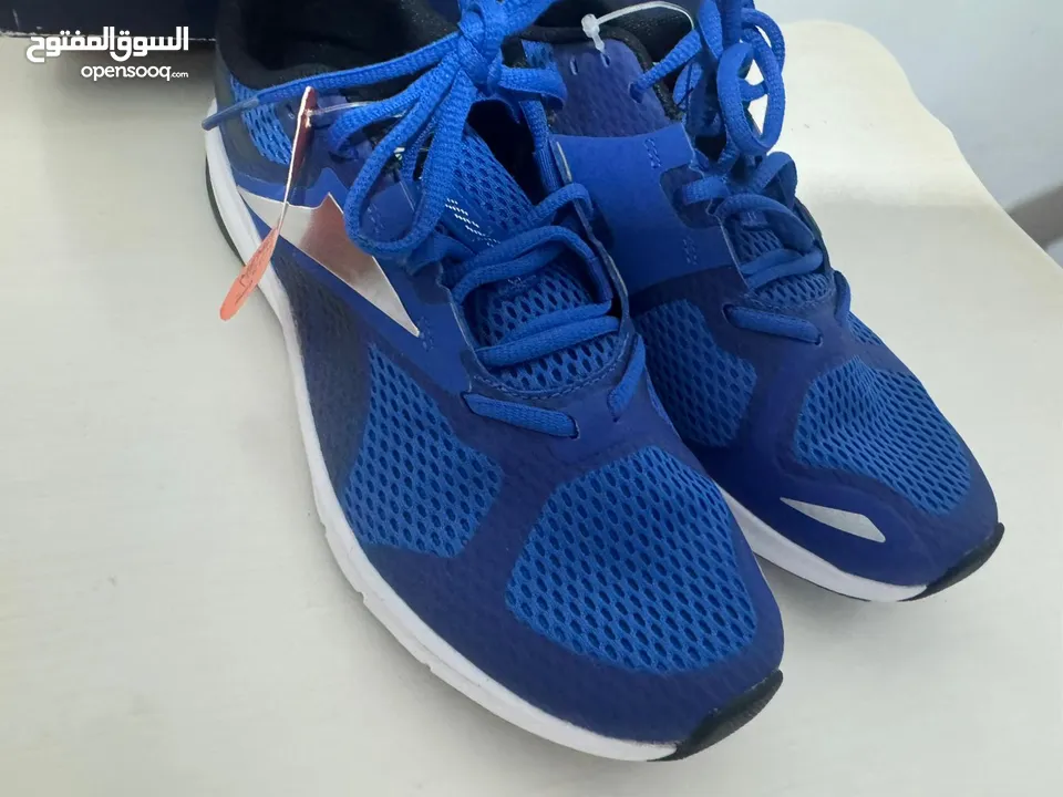 حذاء رياضي أزرق من Reebok، خفيف، بتهوية جيدة ونعل مريح بتقنية Memory Tech.