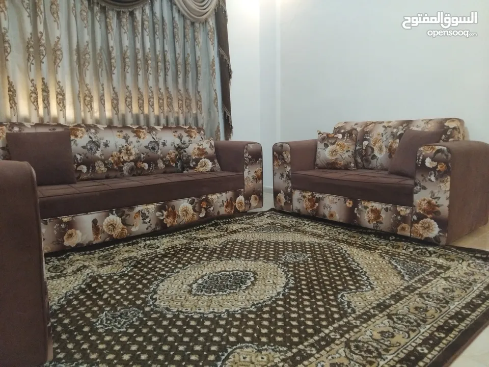 طقم كورنر بحاله ممتازه مع سجادة للبيع