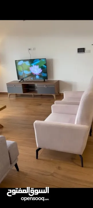شقة مفروشة جديدة مع حديقة للإيجار – عين منجد، شارع إسكان المهندسين