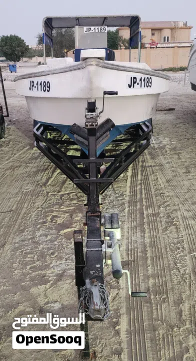 للبيع قارب 28 قدم مع مكينتين ياماها