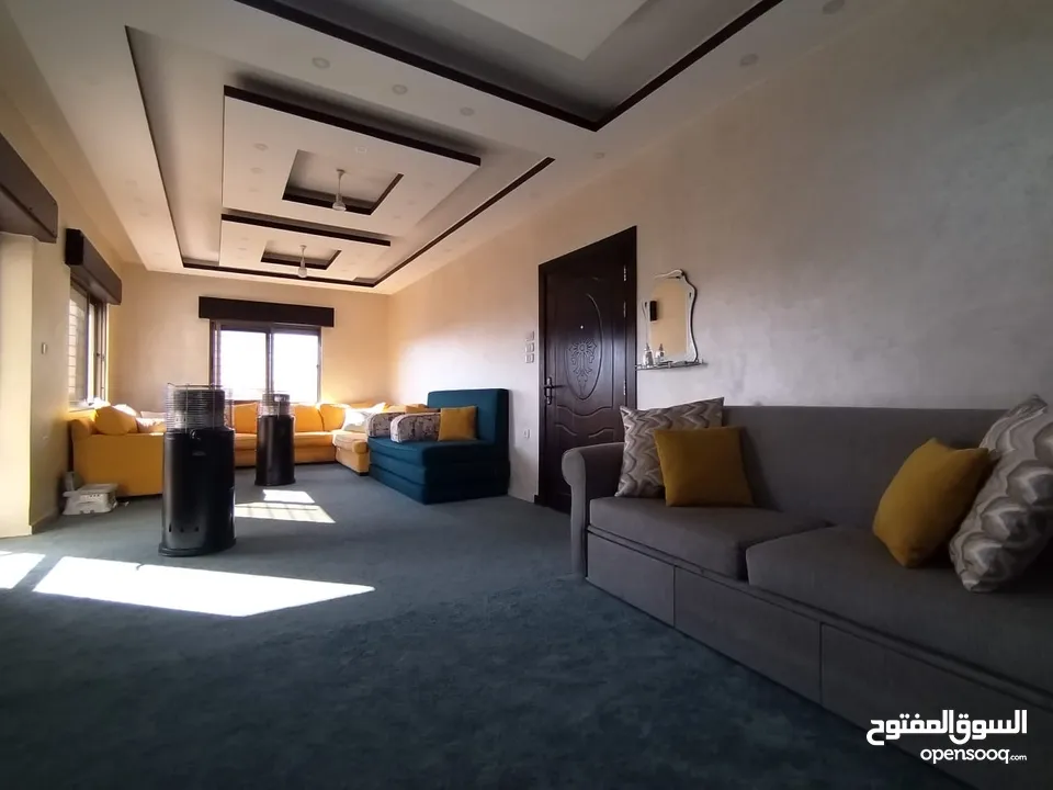 شقة واسعة للبيع – 131 متر مربع، 3 غرف نوم، بلكونة بإطلالة جميلة، موقف خاص، وموقع مميز