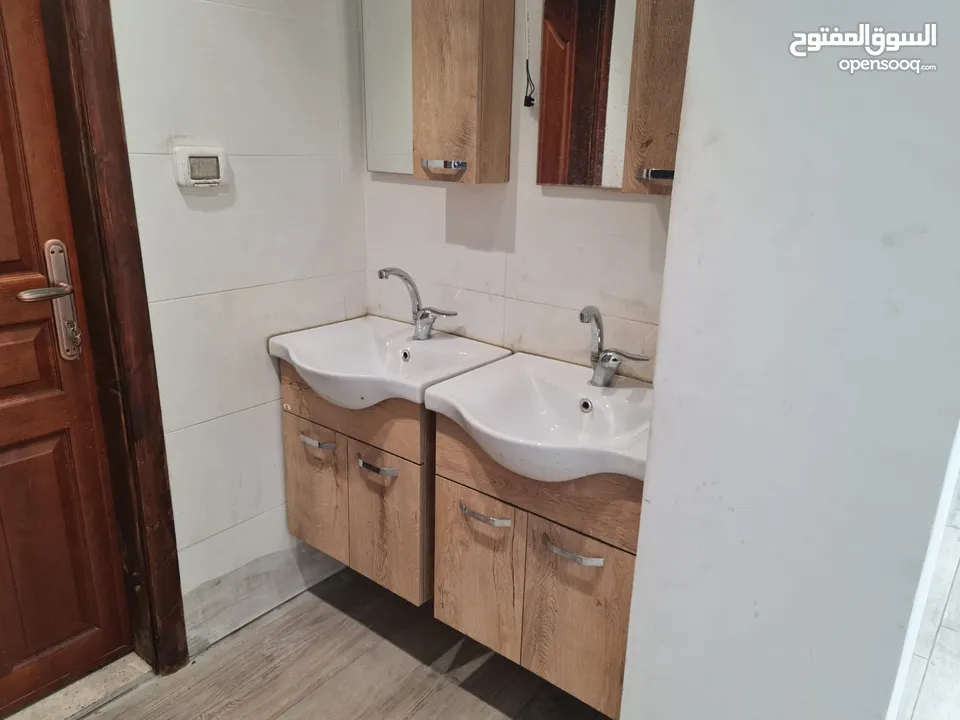 محل تجاري للايجار بالقرب من وسط البلد في مدينة الخليل مع واجهة بارزة على الشارع الرئيسي