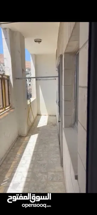شقة كبيرة 5 غرف.
