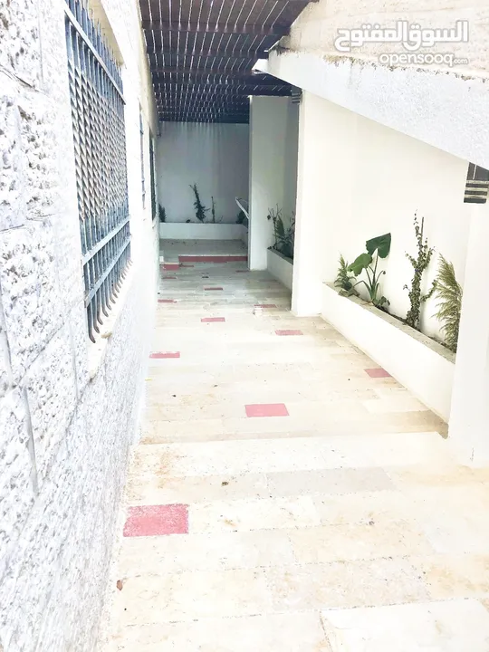 شقة للإيجار مع حديقة ومدخل خاص