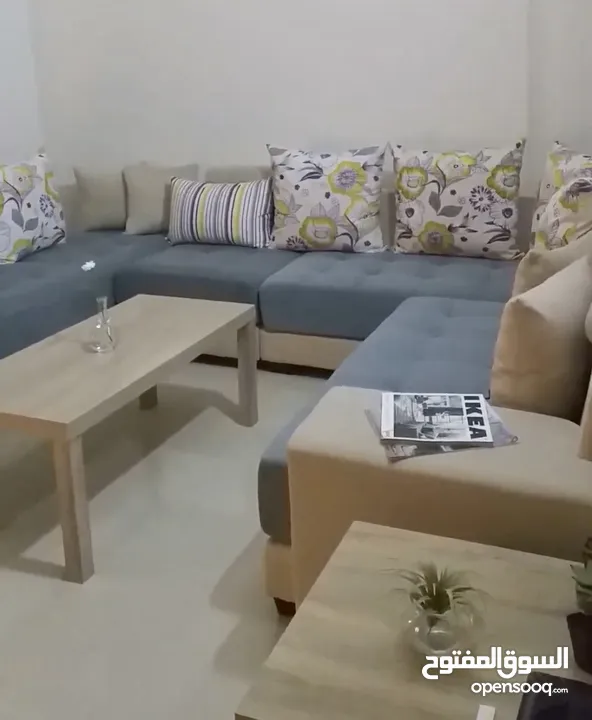 Confy and affordable sofa set in excellent condition/  +طقم كنب حلو و مريح  + طاوله + الستاره